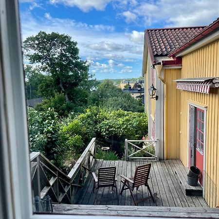 Gaesthus Med Utsikt Oever Drottningholms Slott Exterior foto