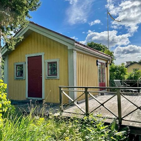 Gaesthus Med Utsikt Oever Drottningholms Slott Exterior foto