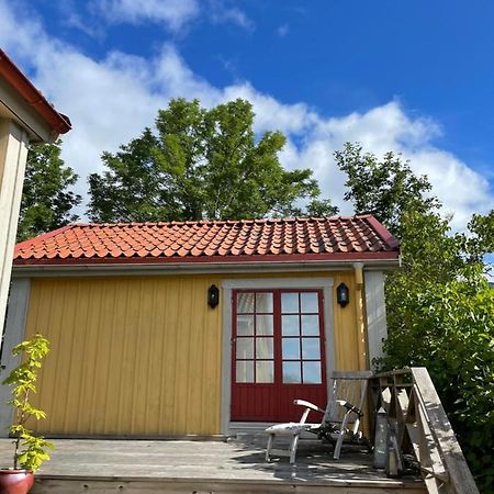 Gaesthus Med Utsikt Oever Drottningholms Slott Exterior foto